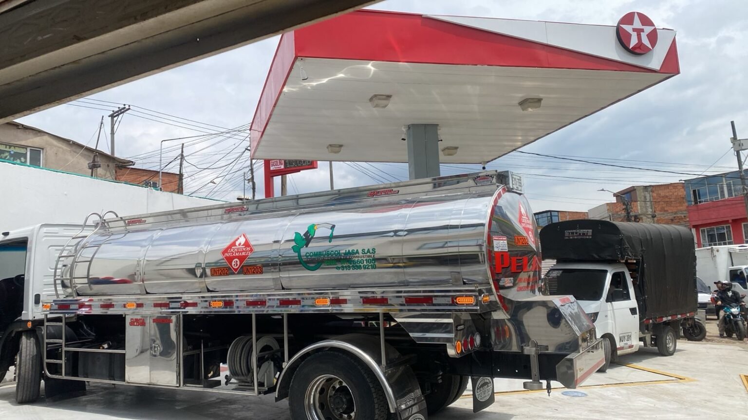 Carrotanque en estaci&oacute;n Texaco Combuscol Jasa